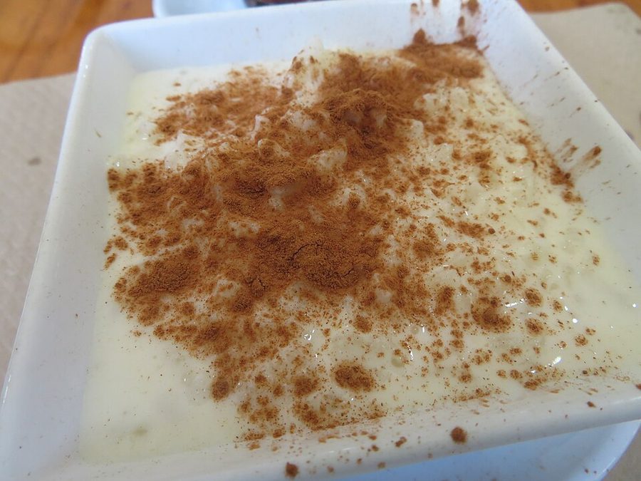 Arroz con leche espolvoreado con canela